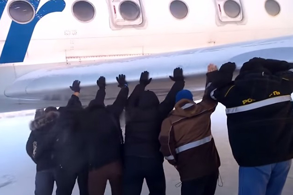Passageiros precisam empurrar avião russo após a aeronave ficar congelada na pista; assista ao vídeo