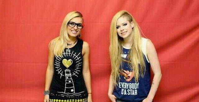 Avril Lavigne vira piada na internet após proibir fãs de encostarem nela em encontro