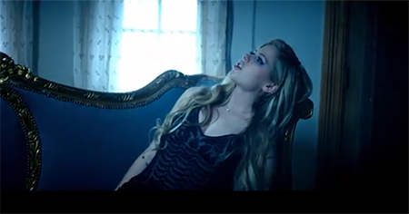Avril Lavigne e Chad Kroeger vivem história de amor assombrada no clipe de ‘Let Me Go’