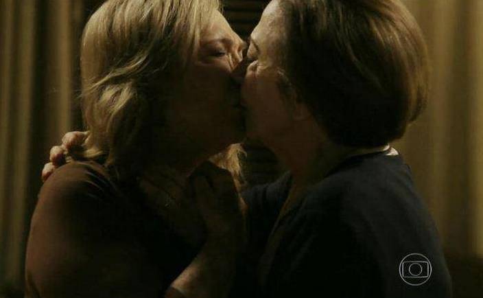 Beijo gay e vilãs da novela Babilônia rendem comentários na internet; confira a repercussão