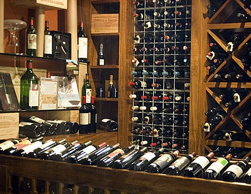 Estantes do Baccos exibem cerca de 1.500 rótulos Estantes do Baccos exibem cerca de 1.500 rótulos