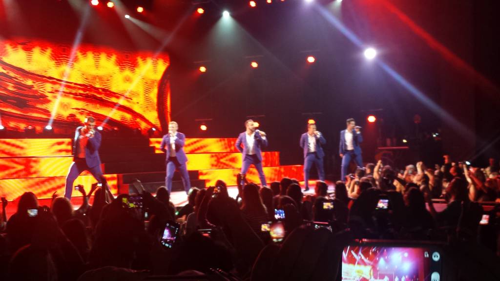 Backstreet Boys não perdem o rebolado e empolgam o público com hits-chiclete dos anos 90