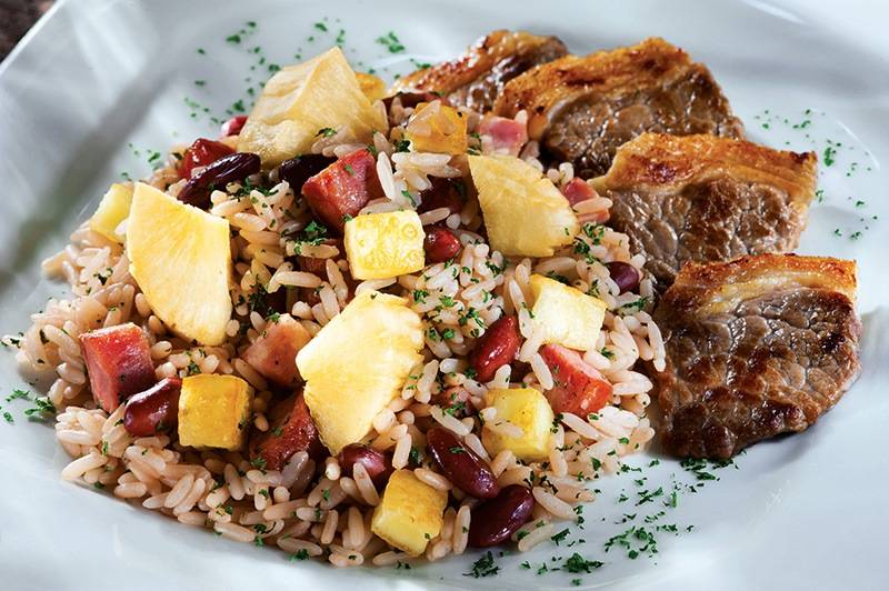 Baião de dois: arroz, bacon, feijão-vermelho, cubos de linguiça, queijo de coalho, mandioca frita e carne de sol Baião de dois: arroz, bacon, feijão-vermelho, cubos de linguiça, queijo de coalho, mandioca frita e carne de sol