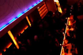 Bom tanto para ir a dois como em grupo de amigos, o elegante lounge do Escape tem seu ponto alto na ambientação