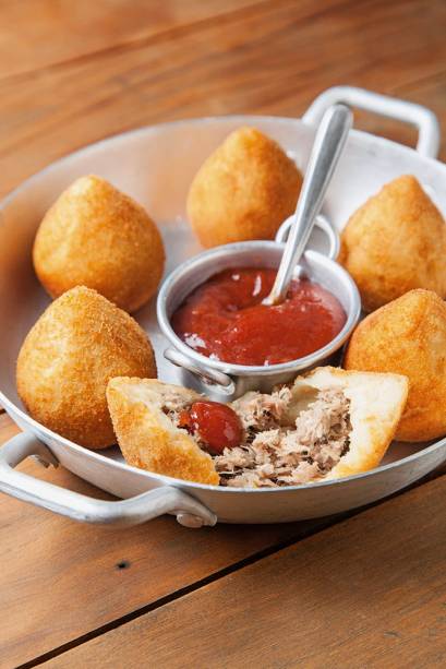 coxinha de massa de batata e recheio de costelinha suína vem com ketchup picante de goiabada