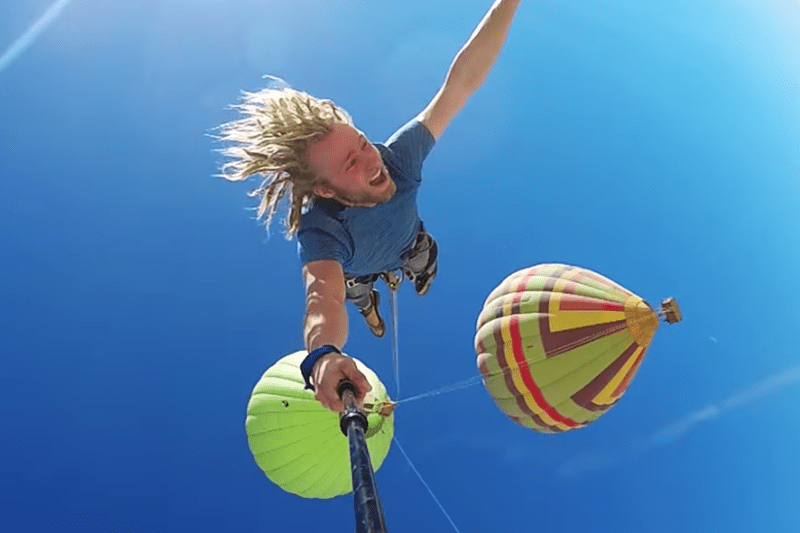 Loucos por aventura registram salto com bungee jumping de balões de ar quente