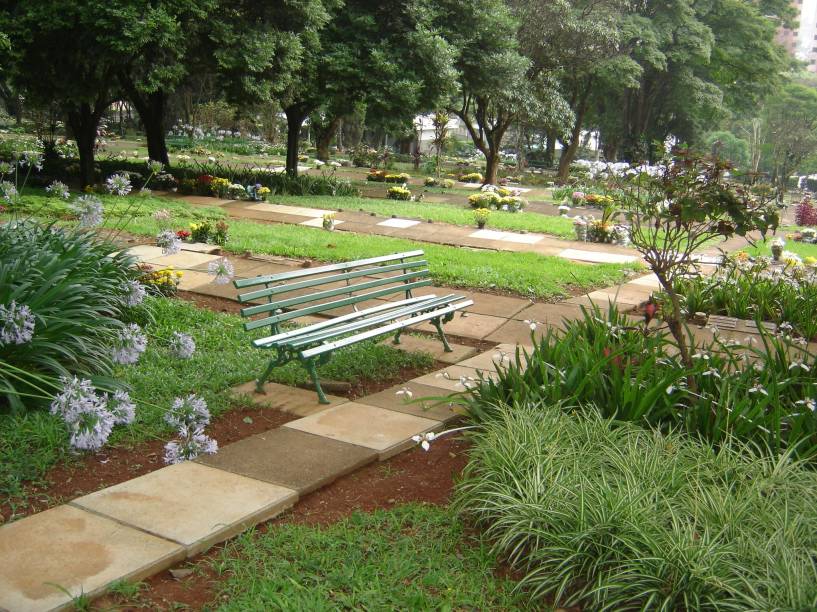 Cemitério da Paz: sombra e tranquilidade Cemitério da Paz: sombra e tranquilidade