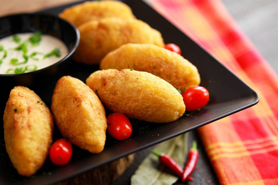 O Bar Cortás tem o bolinho de mandioca com recheio de chilli de corda com costela cozida na cerveja, por R$ 18,00 O Bar Cortás tem o bolinho de mandioca com recheio de chilli de corda com costela cozida na cerveja, por R$ 18,00