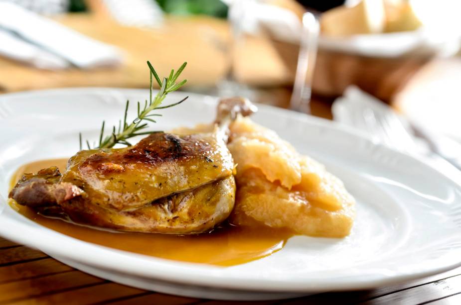 Uma das etapas do jantar harmonizado: confit de pato ao molho de laranja Uma das etapas do jantar harmonizado: confit de pato ao molho de laranja