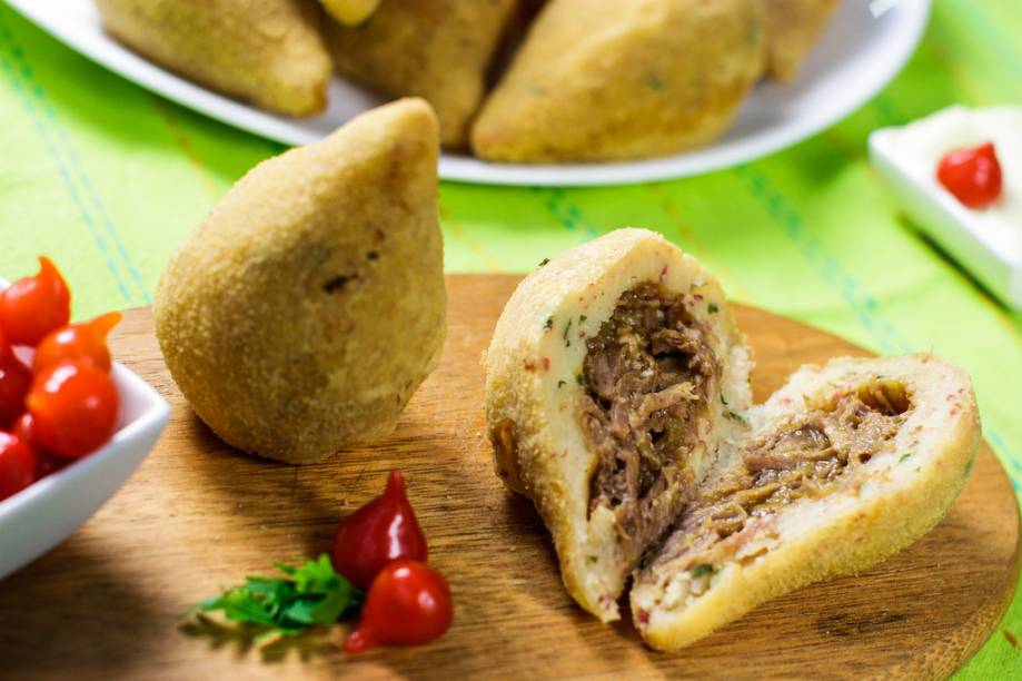 Bar do Justo oferece a coxinha de mandioca com calabresa recheada com costelinha bovina, por R$ 6,00 Bar do Justo oferece a coxinha de mandioca com calabresa recheada com costelinha bovina, por R$ 6,00