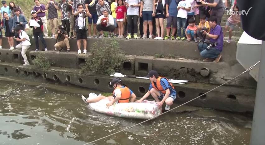Para provar que os sacos de salgadinho têm muito ar, estudantes constroem barco com pacotes; veja o resultado