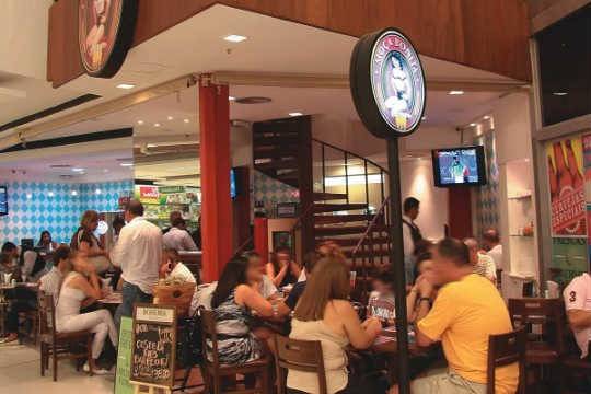 O pequeno salão: integrado ao corredor do centro de compras O pequeno salão: integrado ao corredor do centro de compras