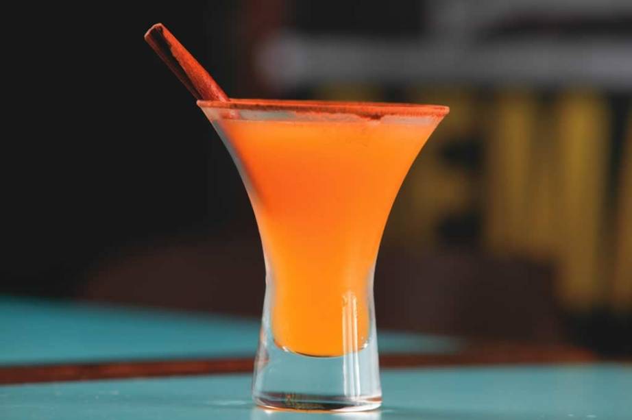 Meladadinha, boa mistura de cachaça, suco de laranja, mel e canela: criação do Seu Boteco Meladadinha, boa mistura de cachaça, suco de laranja, mel e canela: criação do Seu Boteco