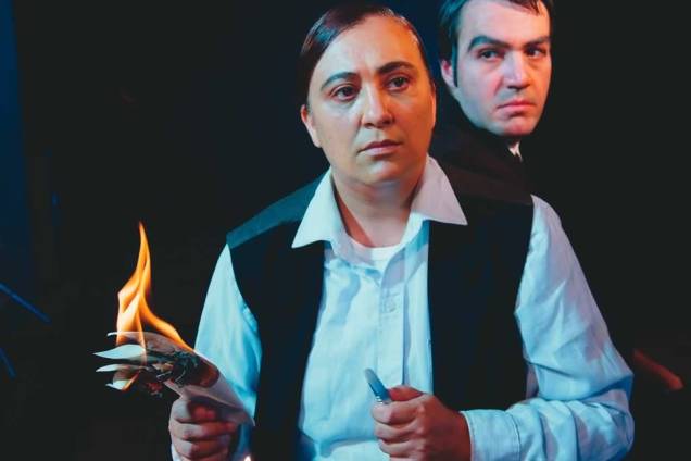 Cácia Goulart e Rodrigo Gaion no drama Bartleby: duas sessões da adaptação do conto de Herman Melville Cácia Goulart e Rodrigo Gaion no drama Bartleby: duas sessões da adaptação do conto de Herman Melville