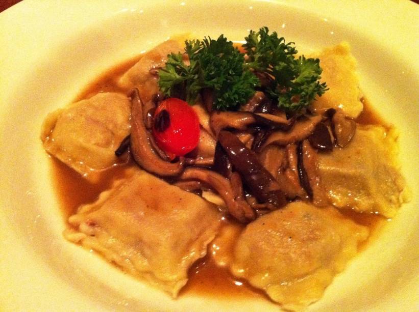 Ravioli de vitela com molho de shitake Ravioli de vitela com molho de shitake