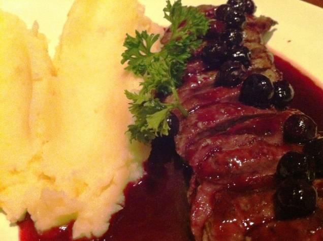 Lombo de cordeiro com molho de frutas vermelhas e polenta de colher Lombo de cordeiro com molho de frutas vermelhas e polenta de colher