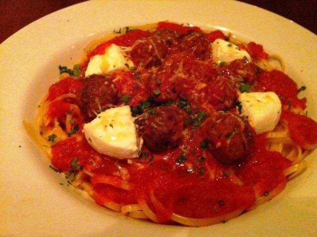 Linguini com almôndegas de carne e queijo de cabra Linguini com almôndegas de carne e queijo de cabra