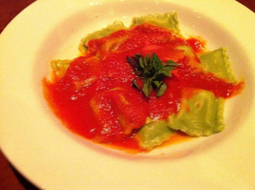 Ravioli de muzzarela de búfala e manjericão com molho ao sugo