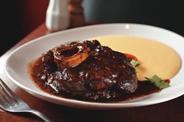 Ossobuco guarnecido de polenta cremosa Ossobuco guarnecido de polenta cremosa