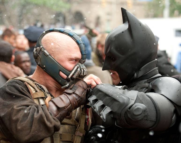 Bane (Tom Hardy) e Batman (Christian Bale): dupla está em Batman - O Cavaleiro das Trevas Ressurge Bane (Tom Hardy) e Batman (Christian Bale): dupla está em Batman - O Cavaleiro das Trevas Ressurge
