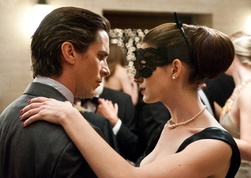 Bruce Wayne (Christian Bale) e Selina Kyle (Anne Hathaway): atração fatal Bruce Wayne (Christian Bale) e Selina Kyle (Anne Hathaway): atração fatal