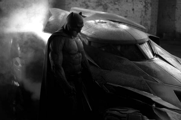 Diretor de “Batman vs. Superman” divulga imagem de Ben Affleck como Batman e do novo Batmóvel