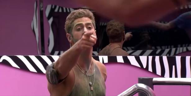 Marcelo abusou de Angela no BBB 14 ou Cássio exagerou nas acusações? Veja a polêmica na internet