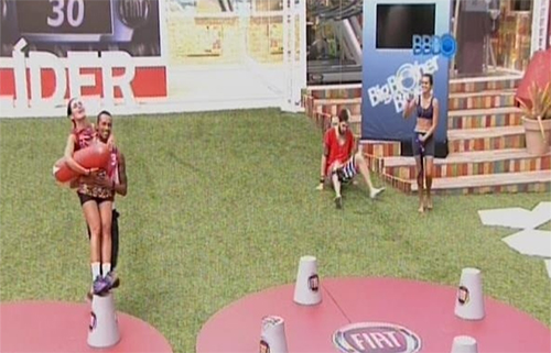 Letícia é a nova líder do BBB 14 após 16 horas de prova de resistência