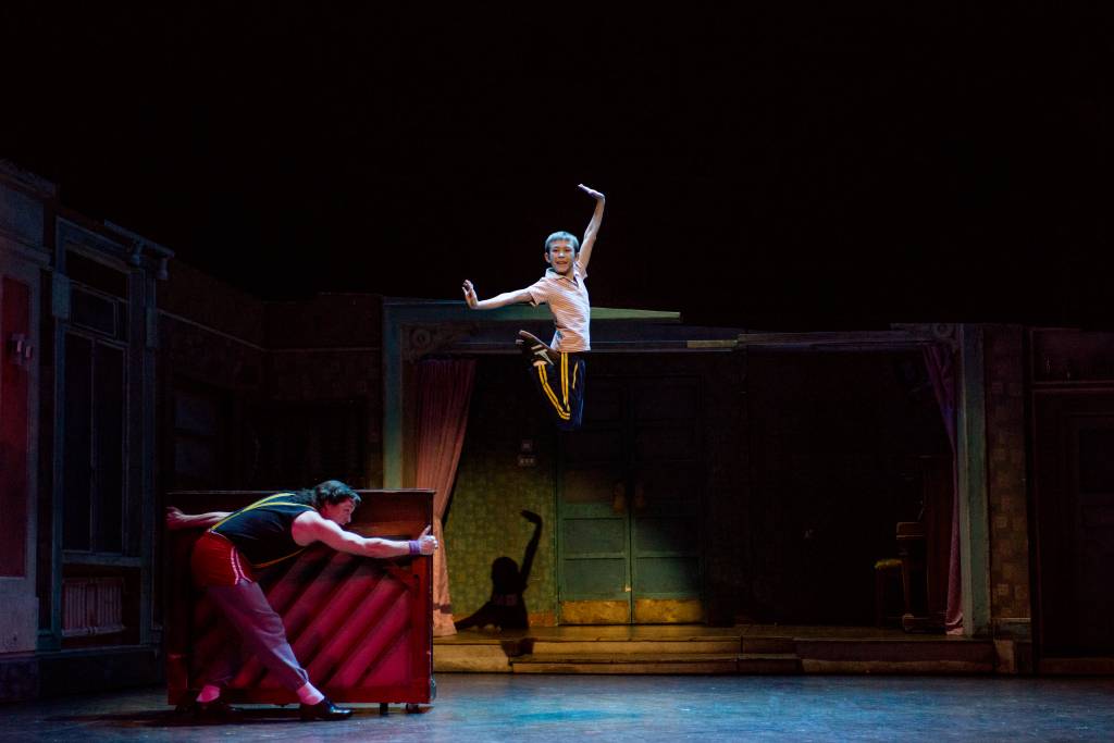 	Cena de Billy Elliot: números de dança e sapateado