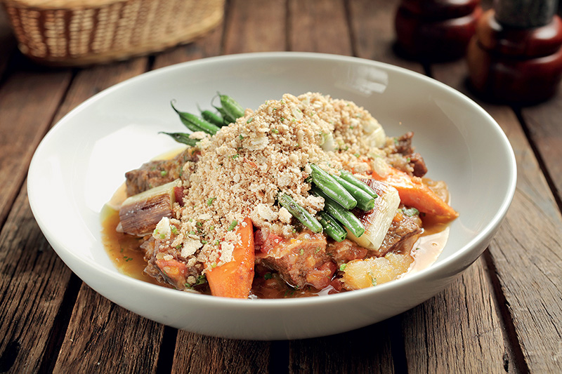 Carne de panela com vegetais e farinha beiju