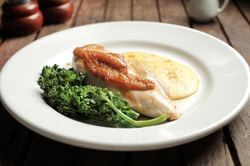 Peito de frango com creme de milho e brócolis Peito de frango com creme de milho e brócolis