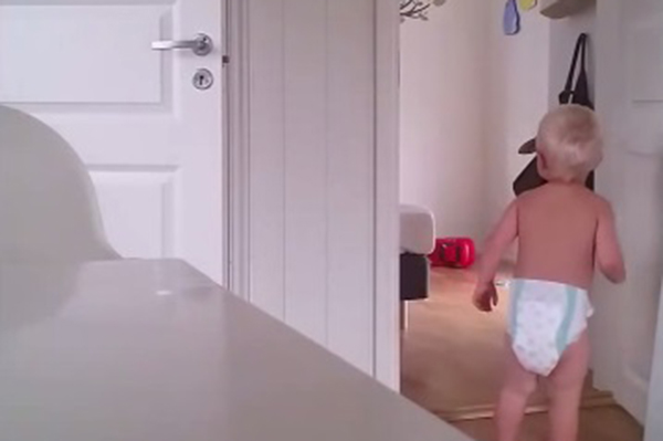 Esse vídeo de uma mãe tentando colocar gêmeos para dormir é hilário e deprimente ao mesmo tempo