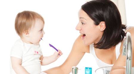 Quando incluir a pasta dental com flúor na limpeza bucal das crianças?