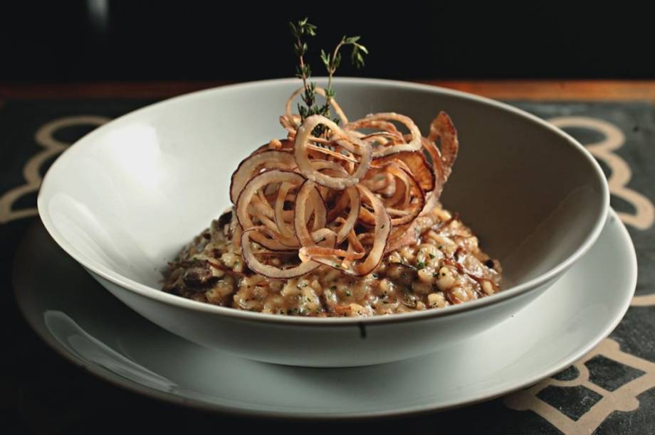 Risoto de costela finalizado com anéis de cebola Risoto de costela finalizado com anéis de cebola