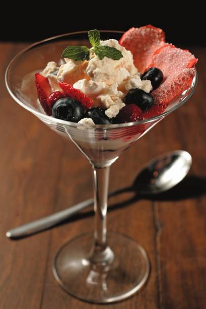 Merengue de pétalas de rosa do variado Becco 388: servida na taça Merengue de pétalas de rosa do variado Becco 388: servida na taça