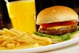 Na hora do almoço, a lanchonete de dois andares recebe principalmente executivo Na hora do almoço, a lanchonete de dois andares recebe principalmente executivo