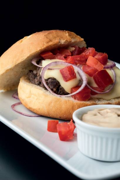 Beer burger: a carne é marinada na cerveja pale ale Beer burger: a carne é marinada na cerveja pale ale