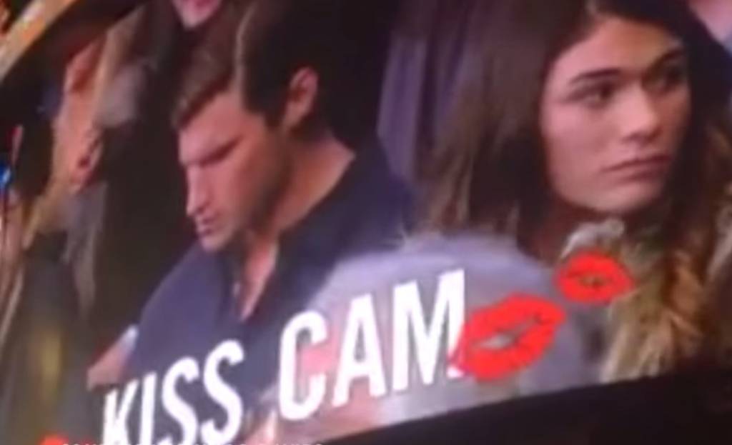 Ignorada por namorado, mulher beija outro durante jogo de basquete nos Estados Unidos; assista