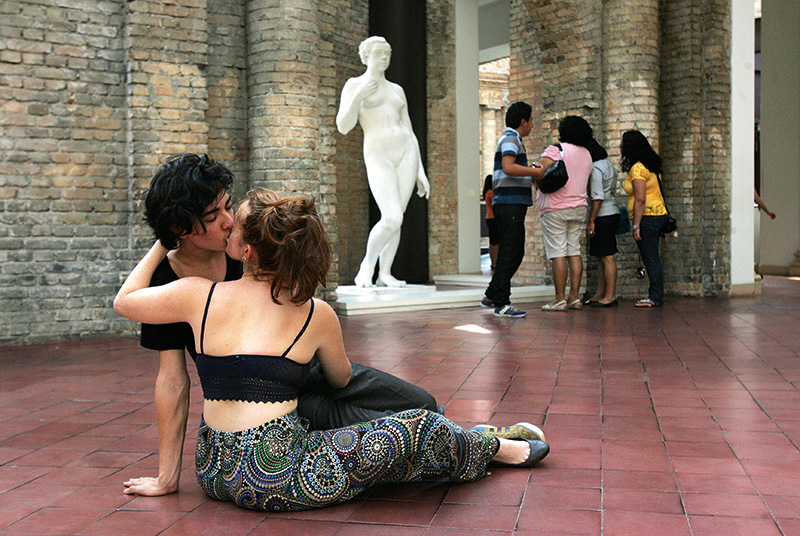 Cena de The Kiss: uma das quatro performances espalhadas pela Pinacoteca Cena de The Kiss: uma das quatro performances espalhadas pela Pinacoteca