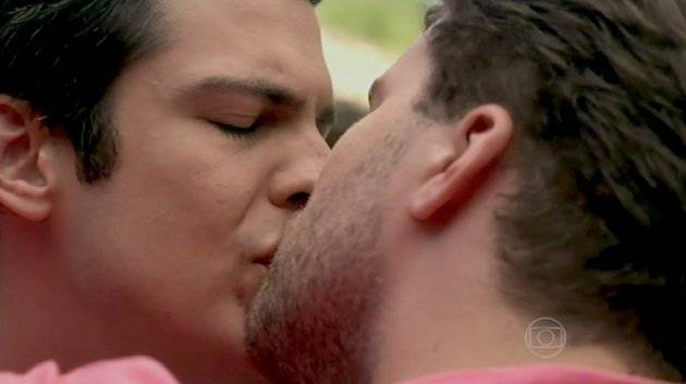 Beijo gay de Félix e Niko em “Amor à Vida” reflete o “momento da sociedade”, diz Globo