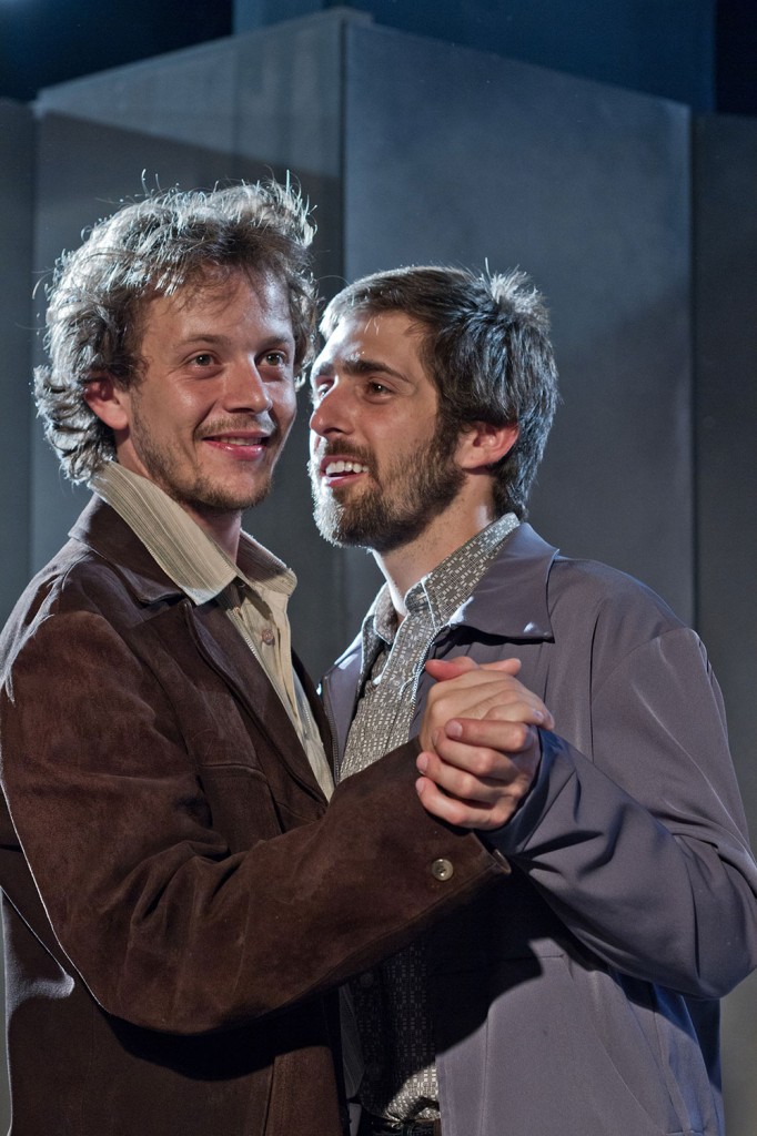 Thiago Carreira e Felipe Ramos em "Ou Você Poderia me Beijar" (Foto: Ronaldo Gutierrez) 