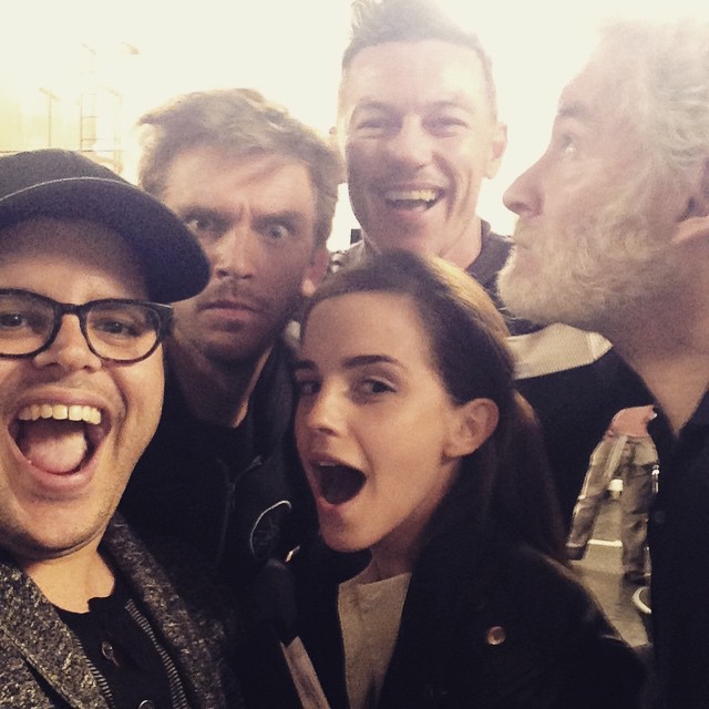 Emma Watson e elenco de A Bela e a Fera fazem primeira foto juntos