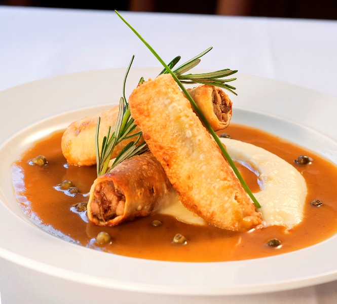 Benedictine: canelone crocante de pato com purê de inhame servido apenas no jantar (Foto: Fabio Ribeiro)