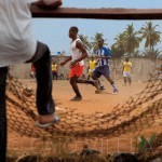 A bola levantando poeira em Benin, na oeste do continente africano (Cr&eacute;dito: Caio Vilela)