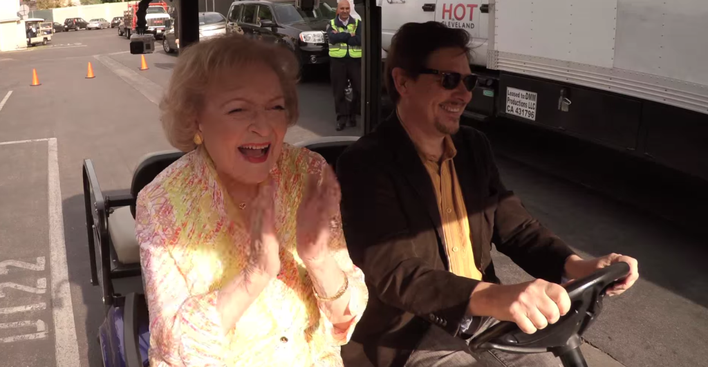 Aos 93 anos, Betty White ganha flash mob de presente de aniversário; assista ao vídeo