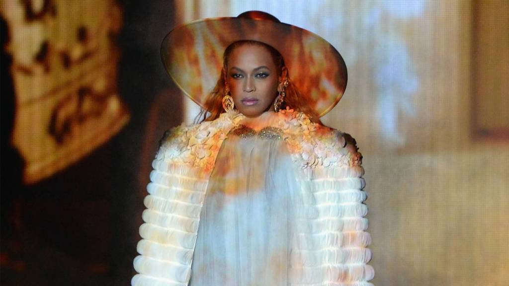 Em show, Kanye West acusa Beyoncé de manipular o VMA 2016 e Jay Z de ter “assassinos particulares”