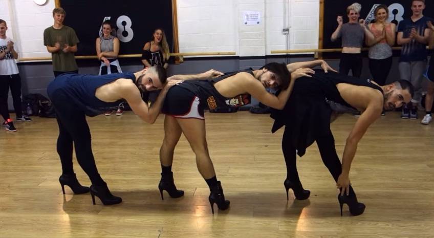 Três rapazes de salto alto arrasam dançando Beyoncé; assista