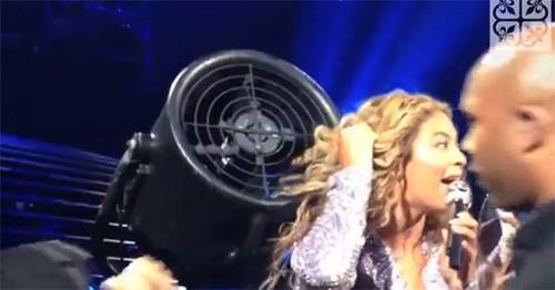 Gafe do dia: cabelo de Beyoncé fica preso em ventilador em show
