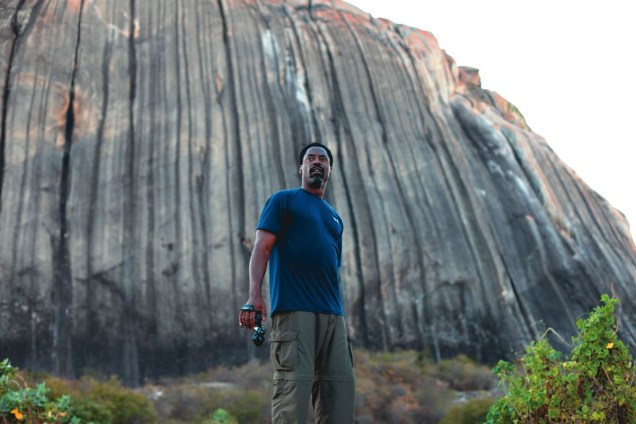 A ficção científica Área Q: o personagem de Isaiah Washington investiga abduções extraterrestres em Quixadá, no Ceará