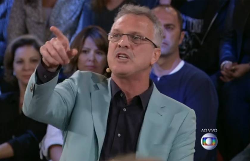 Pedro Bial lê mensagens ofensivas sobre ele e Arnaldo Jabor no programa “Na Moral”